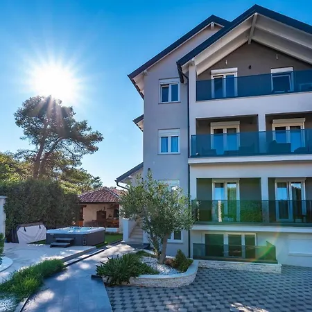 Amazing In With 8 Bedrooms, Jacuzzi And Private Swimming Pool Prázdninový dům