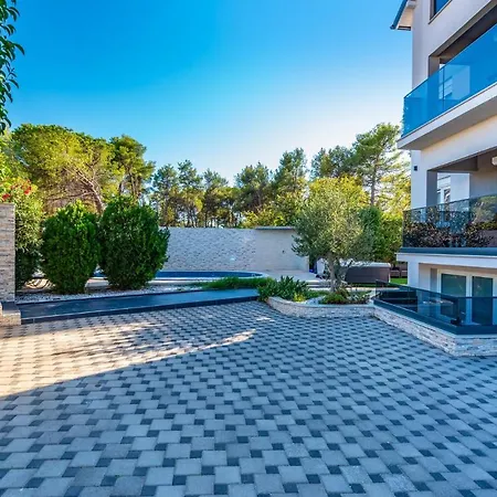 Amazing In With 8 Bedrooms, Jacuzzi And Private Swimming Pool