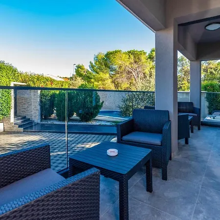 Amazing In With 8 Bedrooms, Jacuzzi And Private Swimming Pool *