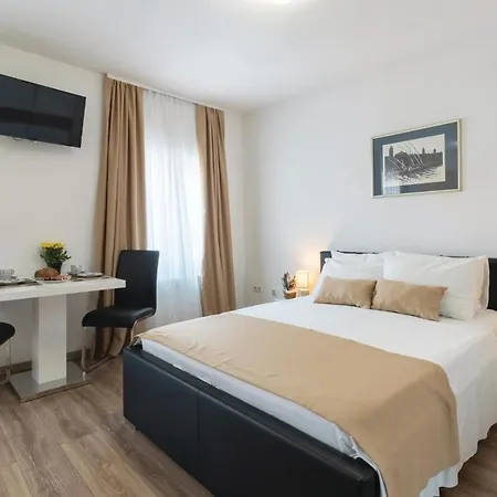Amazing In With 8 Bedrooms, Jacuzzi And Private Swimming Pool Prázdninový dům