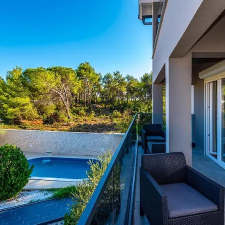 Amazing In With 8 Bedrooms, Jacuzzi And Private Swimming Pool *