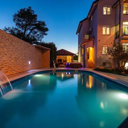 Amazing In With 8 Bedrooms, Jacuzzi And Private Swimming Pool Prázdninový dům Zadar