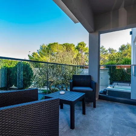 Amazing In With 8 Bedrooms, Jacuzzi And Private Swimming Pool Prázdninový dům Zadar