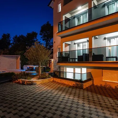 Amazing In With 8 Bedrooms, Jacuzzi And Private Swimming Pool