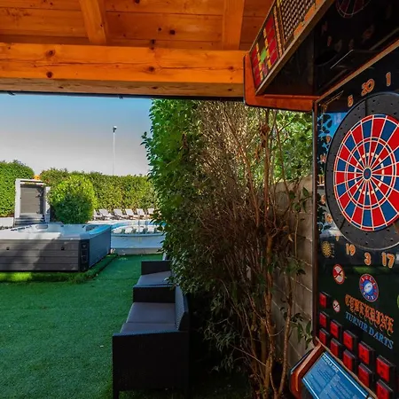 Amazing In With 8 Bedrooms, Jacuzzi And Private Swimming Pool Casa vacanze Zara