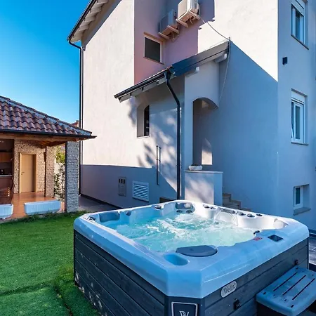 Casa vacanze Amazing In With 8 Bedrooms, Jacuzzi And Private Swimming Pool *