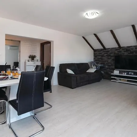 Amazing In With 8 Bedrooms, Jacuzzi And Private Swimming Pool