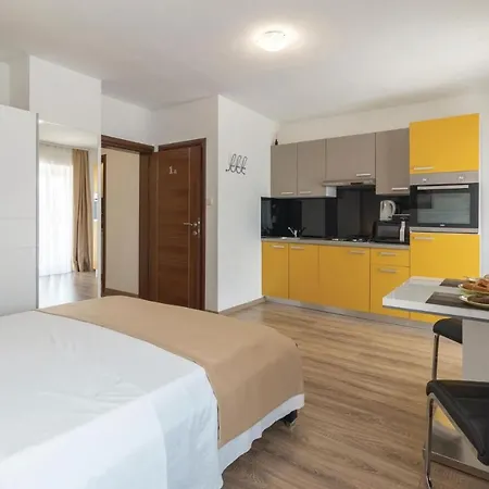 Amazing In With 8 Bedrooms, Jacuzzi And Private Swimming Pool