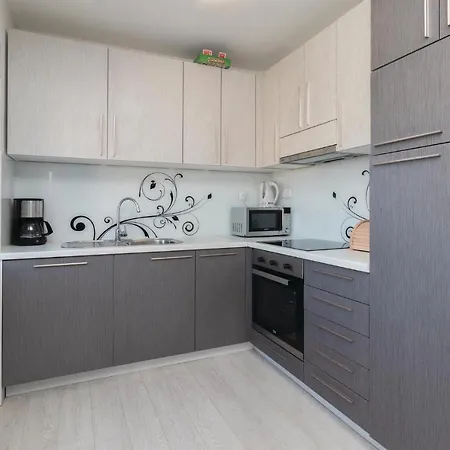 Amazing In With 8 Bedrooms, Jacuzzi And Private Swimming Pool *