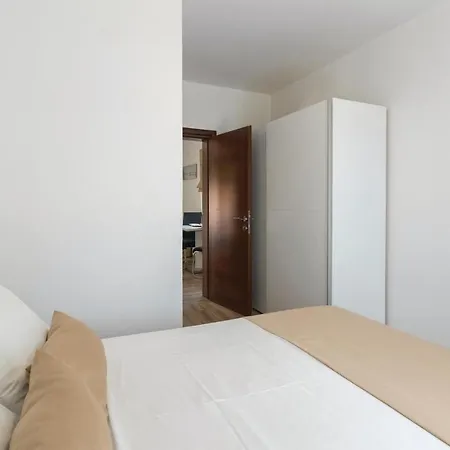 Amazing In With 8 Bedrooms, Jacuzzi And Private Swimming Pool *