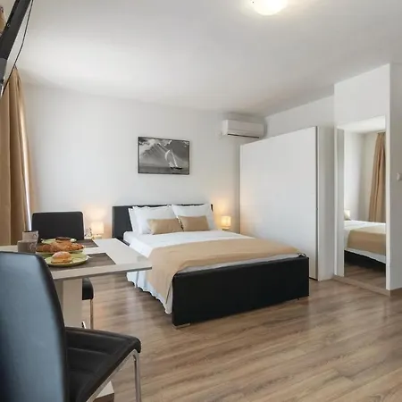 Amazing In With 8 Bedrooms, Jacuzzi And Private Swimming Pool Zara