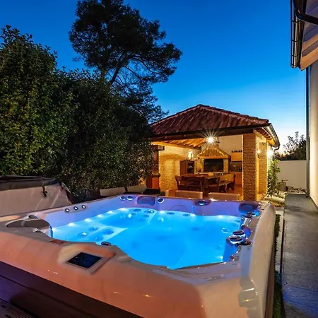 Amazing In With 8 Bedrooms, Jacuzzi And Private Swimming Pool Casa vacanze Zara