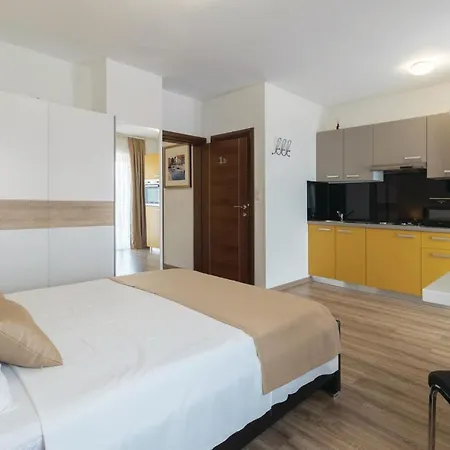 Amazing In With 8 Bedrooms, Jacuzzi And Private Swimming Pool Casa vacanze