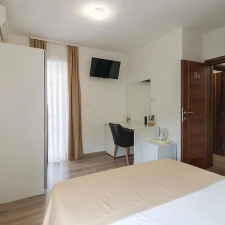 Amazing In With 8 Bedrooms, Jacuzzi And Private Swimming Pool