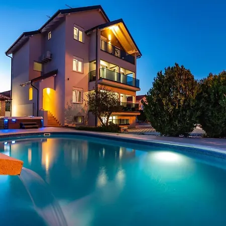 Amazing In With 8 Bedrooms, Jacuzzi And Private Swimming Pool
