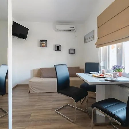 Amazing In With 8 Bedrooms, Jacuzzi And Private Swimming Pool Casa vacanze Zara