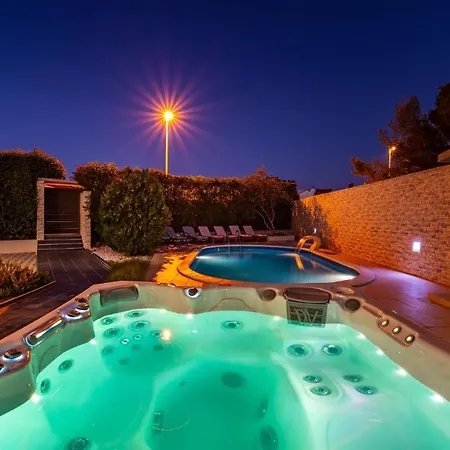 Amazing In With 8 Bedrooms, Jacuzzi And Private Swimming Pool